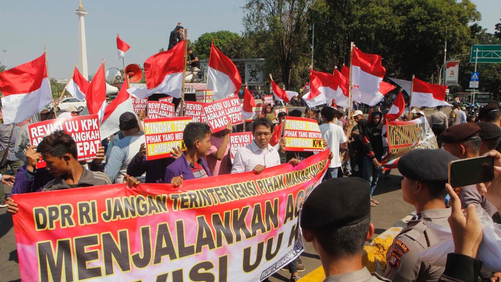Di Depan Istana Merdeka, Ratusan Mahasiswa Minta Jokowi Sepakati Revisi UU KPK