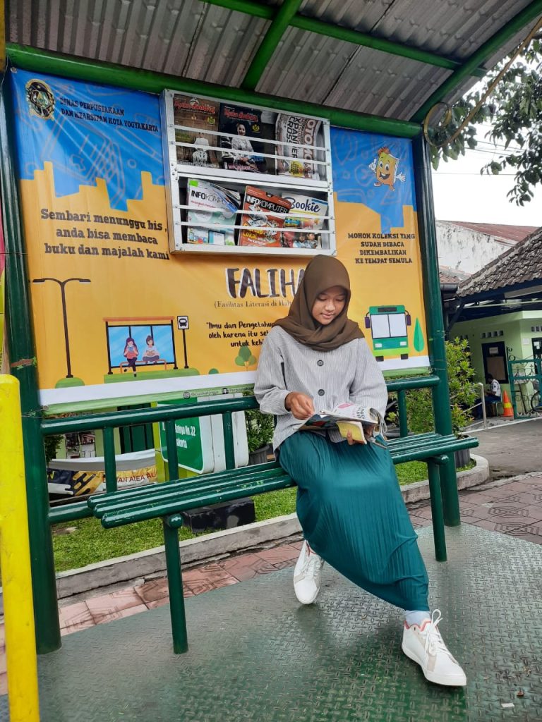 Nunggu Bus Trans Jogja Tak Perlu Bosan, Karena Ada Faliha
