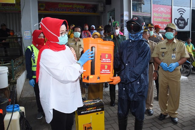 Cegah Penyebaran Virus Corona, Pasar Jamu Nguter Disemprot Disinfektan