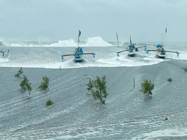 Waspada, Gelombang Setinggi 6 Meter Diprediksi Akan Menghantam Selatan Pulau Jawa