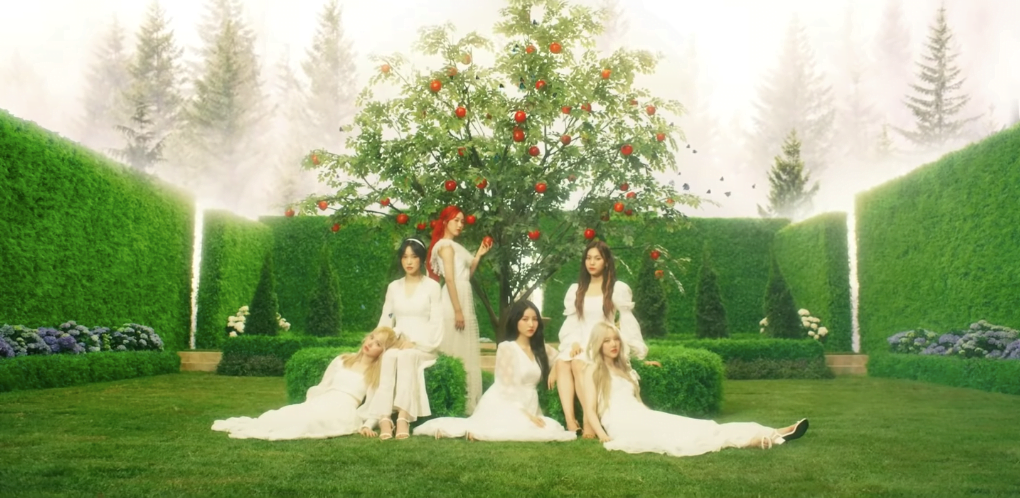 Apple : Wajah Baru GFriend dengan benang merah yang sama.