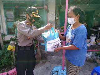 Kapolsek Gondokusuman Bagikan Sembako