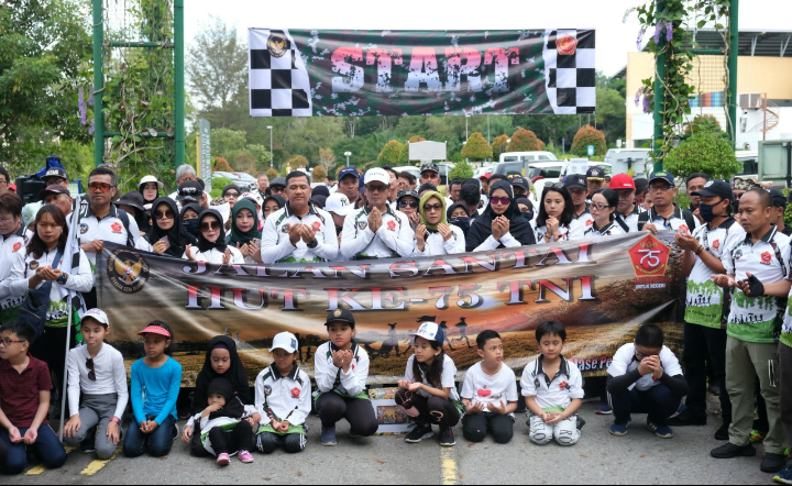 Ratusan Warga Indonesia Ikuti Jalan Santai HUT ke 75 TNI