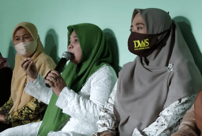 Ibu-Ibu di Tempel Doakan DWS-ACH Menang