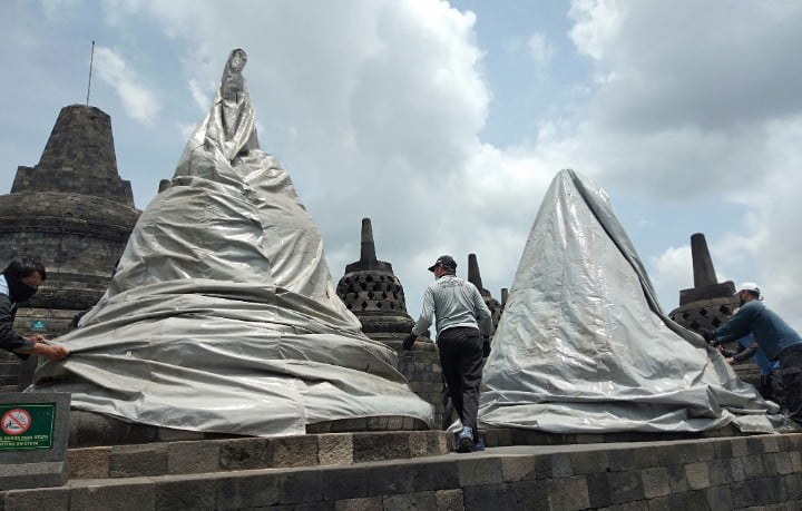 Antisipasi Erupsi Merapi, Stupa Candi Borobudur Ditutup Terpal