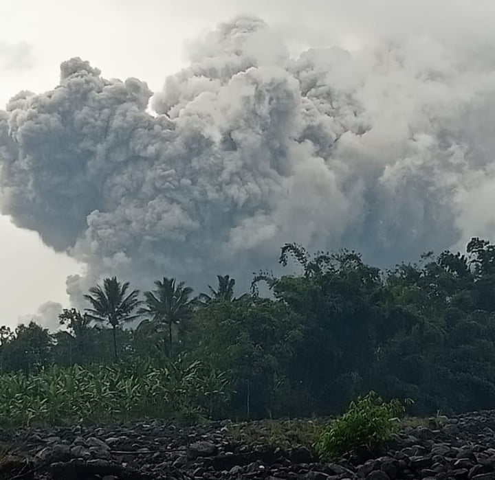 Gunung Semeru Meletus, Luncurkan Awan Panas Sejauh 4,5 Kilometer