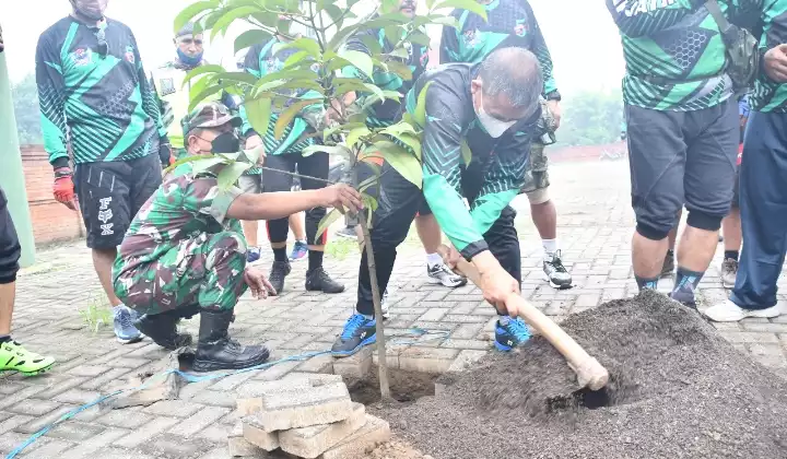 Danrem 082/CPYJ Hiasi Trowulan dengan Pohon Manggis