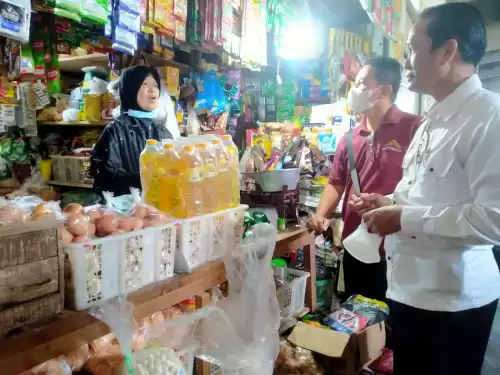 Rombongan BPC PHRI Sleman saat sidak ke Pasar Rejodani Sleman, Kamis (24/4/2022) - (foto: Dewi Ratih/Bernas.id)