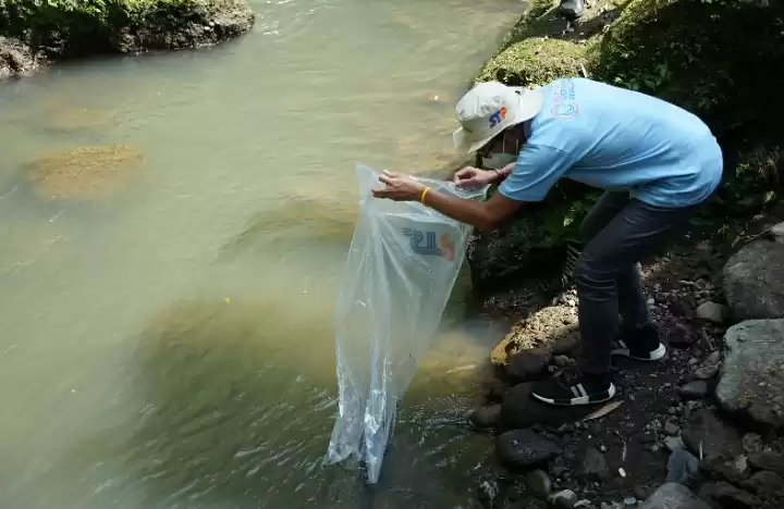 Jaga Kelestarian Ikan Sidat, STP dan UGM Kolaborasi Lakukan Restocking di Sungai Boyong