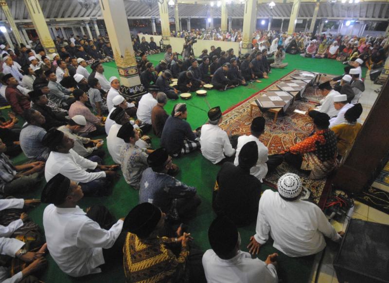 Majlis Sema’an Al-Quran Moloekatan sebagai Ajang Dzikir dan Tapa Brata Modern Majlis Sema'an Al-Quran