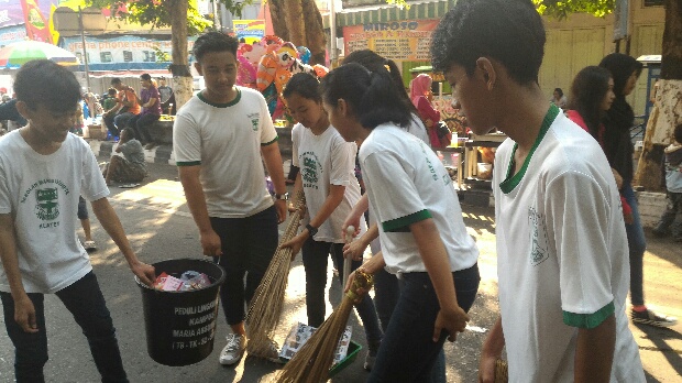 Edukasi Siswa Hidup Bersih dan Tertib, SMP Maria Assumpta Pelopori Aksi Bersihkan Sampah “Car Free Day”