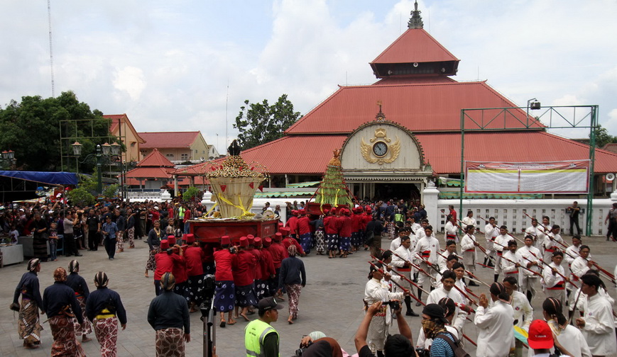Gunungan Grebeg Syawal Ludes Diserbu Warga Yogyakarta