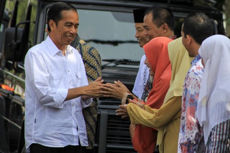 Rayakan Idul Fitri, Jokowi Bagikan 6.000 Paket Sembako di Kota Asalnya