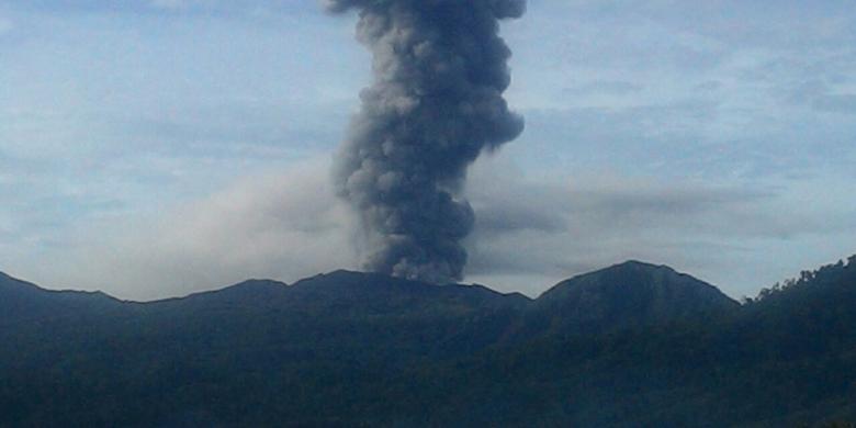 Gunung Dukono di Maluku Utara Semburkan Abu Vulkanik