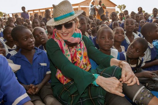 Madonna Mengadopsi Dua Anak Kembar dari Afrika Karena Alasan Ini