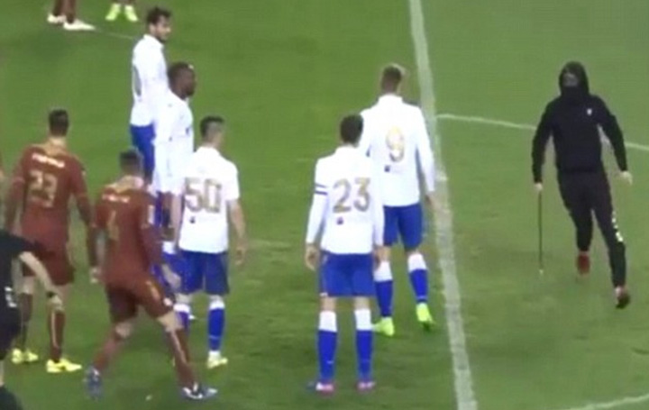 Wasit Kroasia Nyaris Dipukul Suporter yang Bersenjatakan Tongkat Besi