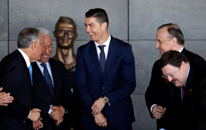 Patung Ronaldo di Bandara Madeira Jadi Bahan Olok-olok Netizen Karena Ini