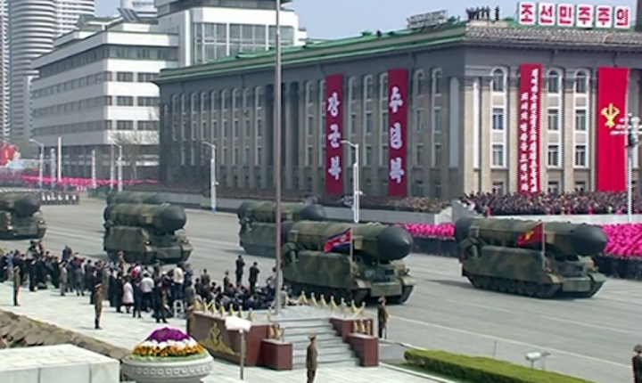 Korea Utara Pamerkan Senjata Misilnya dalam Parade Militer