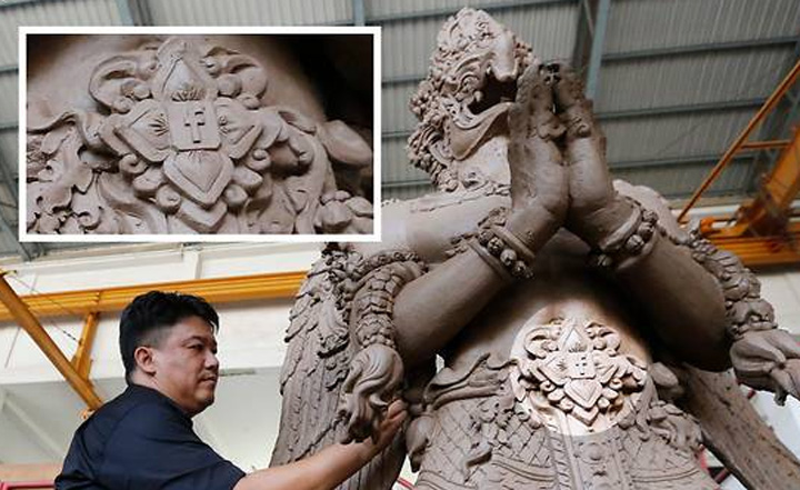 Patung Garuda yang Satu Ini Punya Logo Facebook