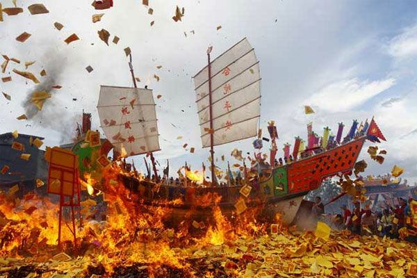 Tongkang Jatuh ke Arah Laut di #BakarTongkangFest 2017, Pertanda Apa Ini?