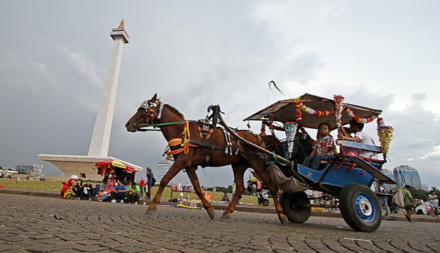 Serunya Naik Delman Keliling Monas