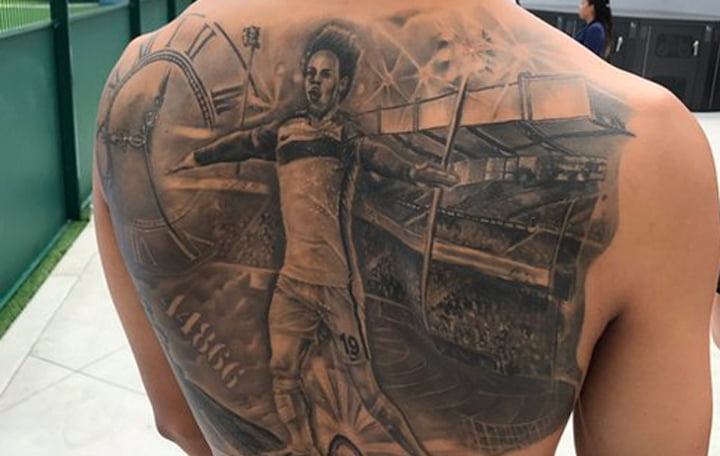 Pemain Ini Memiliki Tato Dirinya Sendiri di Sekujur Punggung