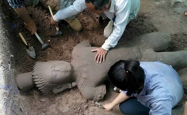 Patung Berusia 800 Tahun Ditemukan di Kamboja