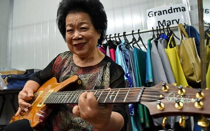 Biar Sudah Berusia 81 Tahun, Wanita Ini Tetap Mahir Bergitar