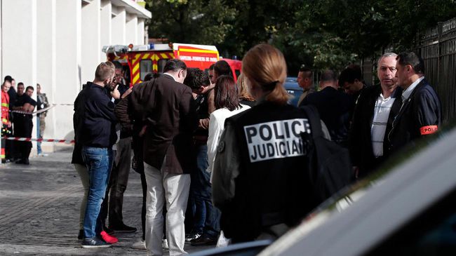Mobil Tabrak Kerumunan Tentara di Kota Paris