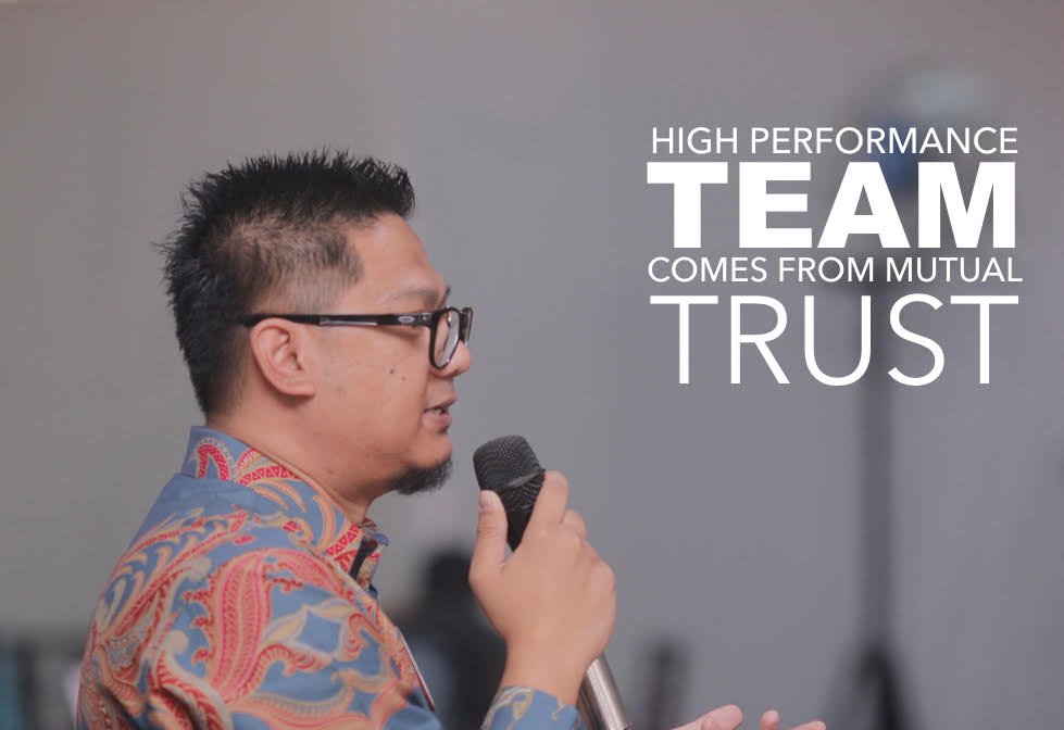 Membangun Sebuah Bisnis, Juga Membangun Manusianya