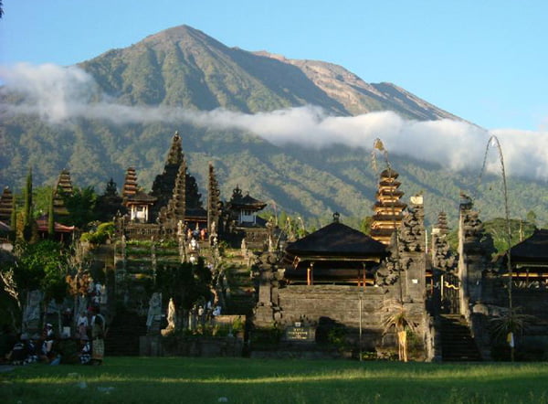 Aktivitas Vulkanik Siaga, Lereng Gunung Agung di Bali Kebakaran