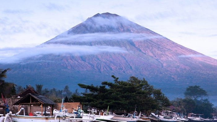 Sepekan Gempa Meningkat, PVMBG: Ada Retakan di Permukaan Kawah Gunung Agung