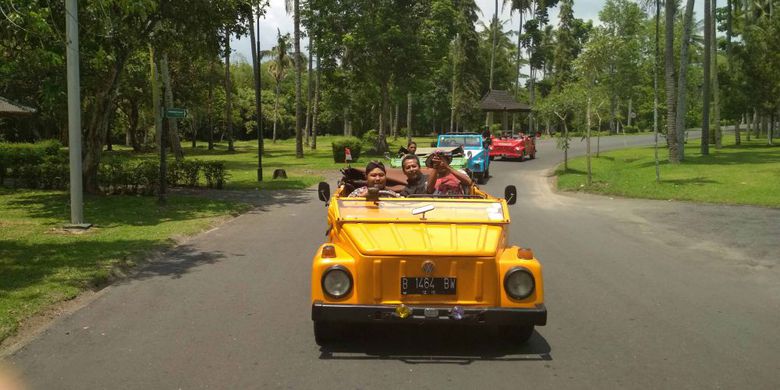 Liburan ke Candi Borobudur Makin Seru Naik Mobil Antik Ini