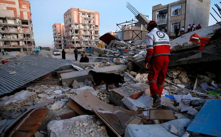 Rumah Roboh Seusai Gempa, Presiden Iran Salahkan Korupsi
