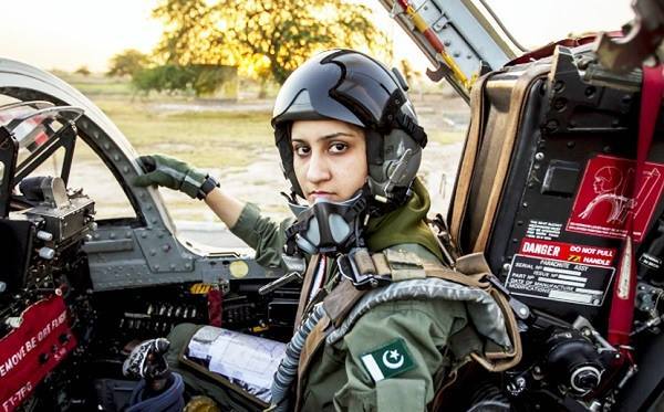 Wow, Ini Dia Kisah Sukses Wanita Berhijab yang Jadi Pilot Pesawat Tempur Pakistan!