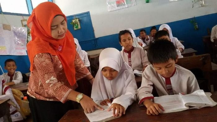Guru: Mengajar Karena Panggilan Hati atau Demi Gaji dan Sertifikasi?