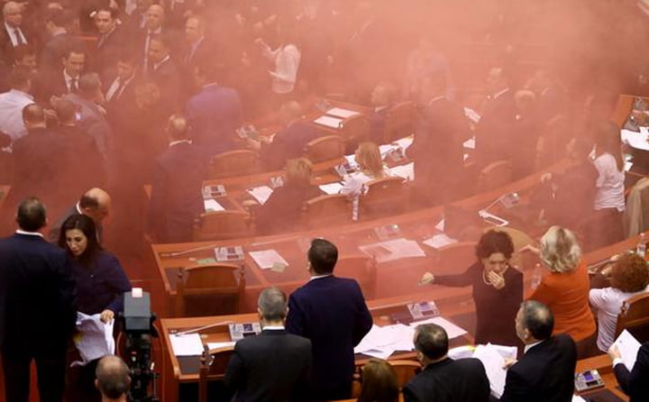 Sidang Parlemen di Albania Diganggu Insiden Bom Asap