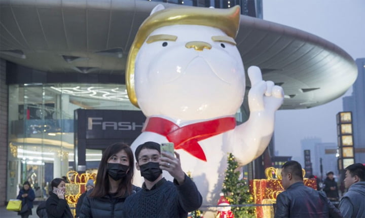 Patung Donald Trump Versi Anjing Didirikan di Tiongkok