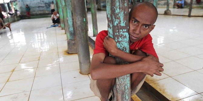 Ternyata Inilah 5 Ciri Orang Gila Menurut Hadist Rasulullah SAW Ciri Orang Gila Menurut Hadist