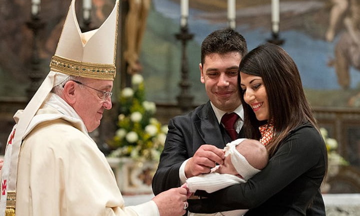 Paus Anjurkan Kaum Wanita Supaya Tidak Malu Menyusui Anaknya di Tempat Umum