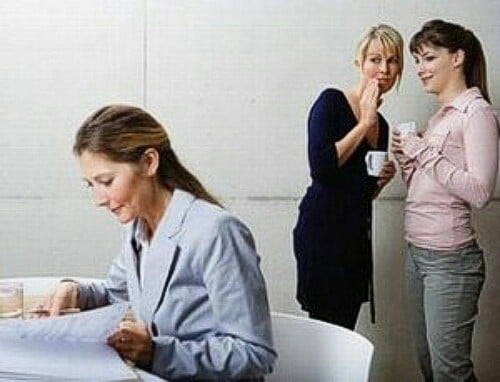 Bahaya Besar Menanti, Stop Menjadi Penyebar Gosip!
