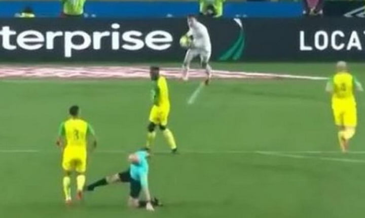 Waduh, Wasit Ini Lakukan Pelanggaran Kepada Pemain
