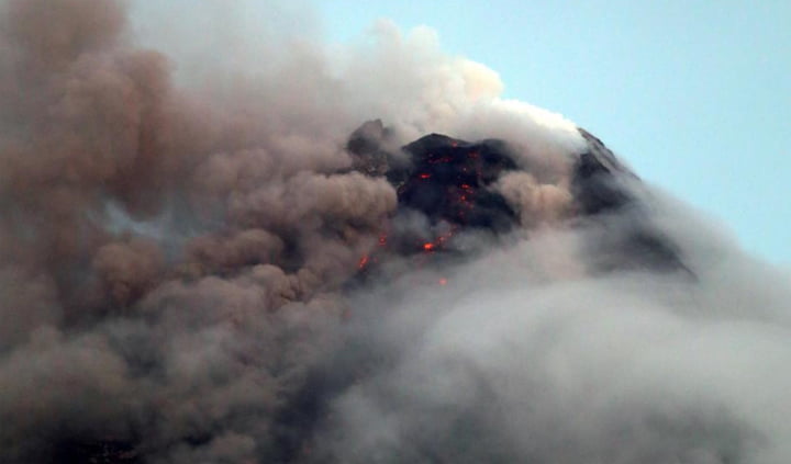 Gunung Berapi di Filipina Semburkan Lahar dan Abu Panas