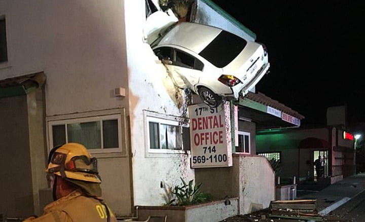 Mobil Ini Tersangkut di Bangunan Bertingkat Usai ?Terbang?