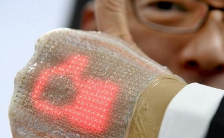 Ilmuwan Jepang Ciptakan Monitor Lentur untuk Dipasang di Tangan