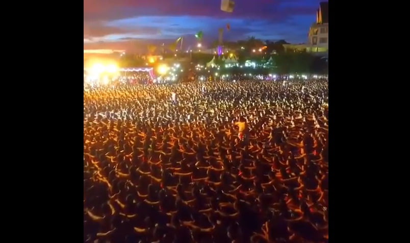 Simak Video Mengagumkan 5555 Orang Menari Kecak Bersama