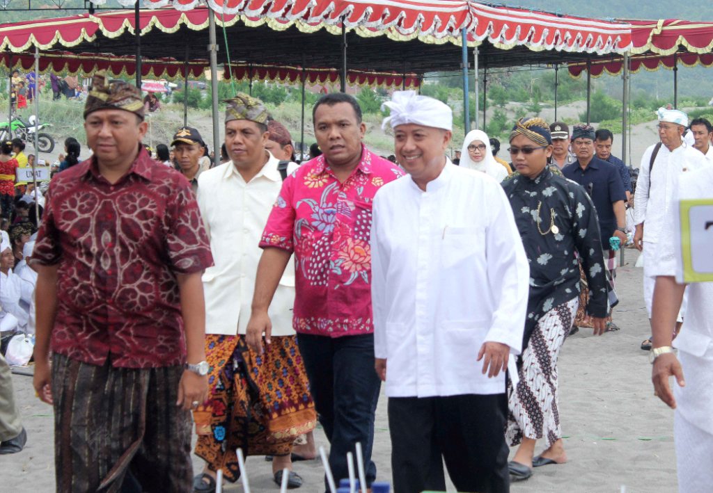 Pertama Kalinya Bupati Bantul Hadiri Upacara Melasti di Parangkusumo
