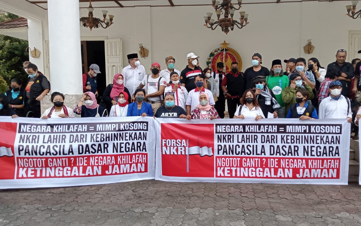 Tolak Wacana Khilafah, FORSA NKRI Tegaskan Komitmen Jaga Nasionalisme di DPRD DIY Pembacaan ikrar bersama di depan gedung DPRD DIY oleh FORSA NKRI sebagai komitmen penolakan negara khilafah (foto: Deny Hermawan)