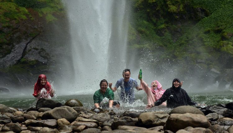 air terjun putri malu