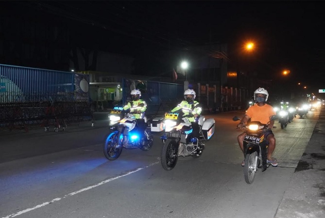 Ramadan, Kapolres Sukoharjo Pimpin Patroli Sambangi Poskamling Kapolres Sukoharjo AKBP Wahyu Nugroho Setyawan memimpin kegiatan sambang Poskamling. (foto:Polres Sukoharjo)